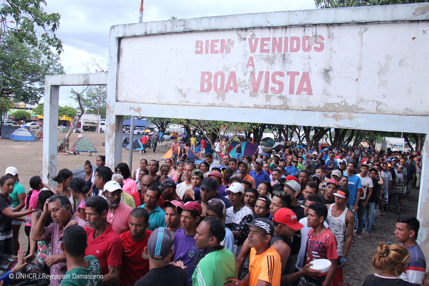 Despite efforts, several shelters created in Roraima by the government and supported by UNHCR and its partners have exceeded the recommended capacity, and as a result, people resort to sleeping on the streets or in public spaces in Boa Vista in Roraima state. Local communities support the arrivals by providing and distributing food. (© UNHCR/Reynesson Damasceno)