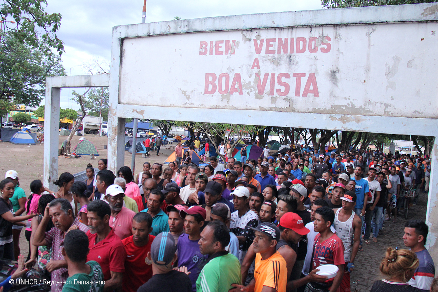 Despite efforts, several shelters created in Roraima by the government and supported by UNHCR and its partners have exceeded the recommended capacity, and as a result, people resort to sleeping on the streets or in public spaces in Boa Vista in Roraima state. Local communities support the arrivals by providing and distributing food. (© UNHCR/Reynesson Damasceno)