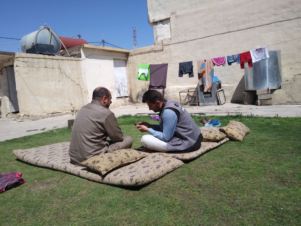 REACH Iraq enumerator interviewing a displaced family regarding their movement intentions. ©REACH/2018