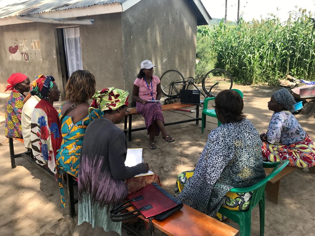 REACH field officer meets with refugees from the Democratic Republic of Congo, Burundi, and Rwanda in Oruchinga settlement, Uganda, in November 2017. ©REACH/2017
