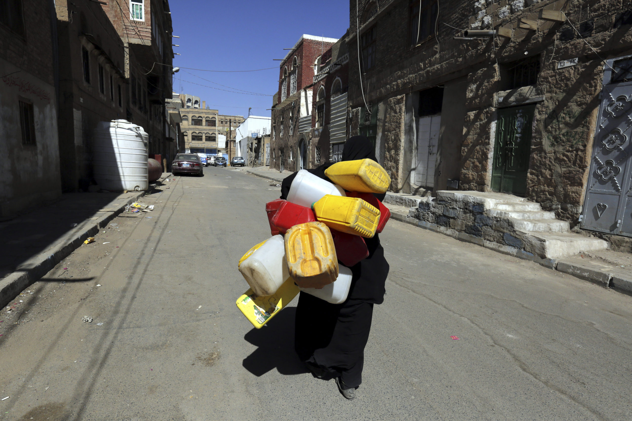 A woman is going to get drinking water provided by the ICRC in Sana'a. (©EPA FOR ICRC / 2017)